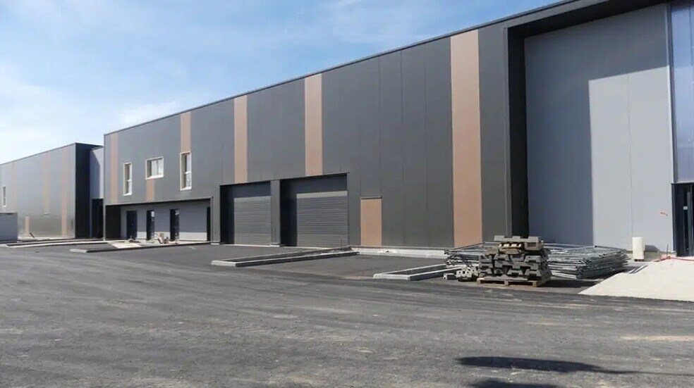Local d’activités dans Épouville à louer - Photo de l’immeuble – Image 2 sur 5