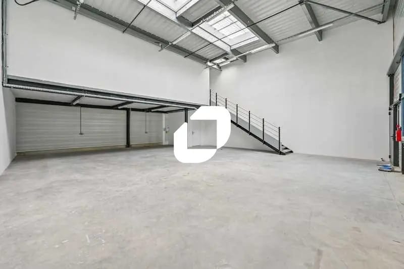Local d’activités dans Stains à louer - Photo intérieure – Image 2 sur 13