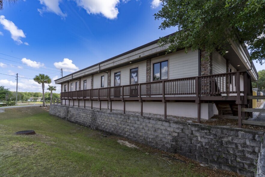 305 Skyline Dr, Lady Lake, FL à louer - Photo de l’immeuble – Image 2 sur 23