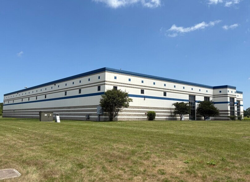 4640 W Ironwood Dr, Franklin, WI à vendre - Photo de l’immeuble – Image 2 sur 15