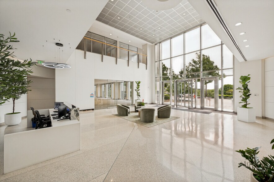 750 W John Carpenter Fwy, Irving, TX à louer - Photo de l’immeuble – Image 2 sur 13