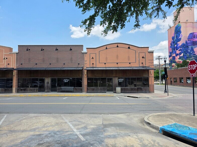 Carrollton Square portefeuille de 2 biens à vendre sur LoopNet.fr - Photo de l’immeuble – Image 2 sur 14