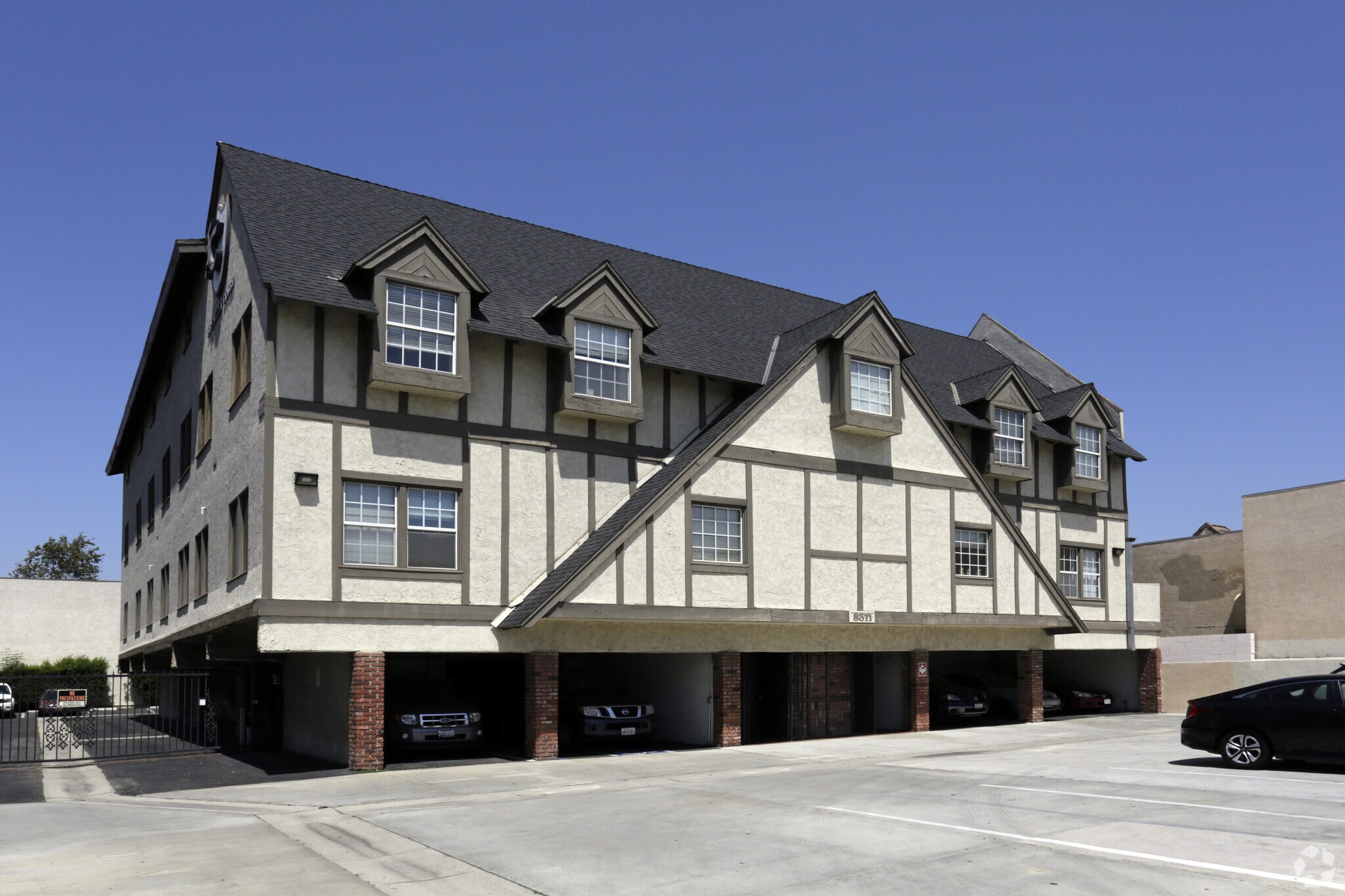 8311 Westminster Blvd, Westminster, CA à louer Photo principale– Image 1 sur 72