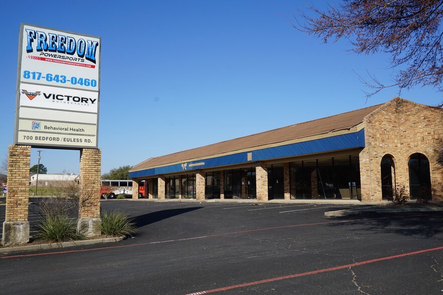 700 W Bedford Euless Rd, Hurst, TX à louer - Photo de l’immeuble – Image 3 sur 8