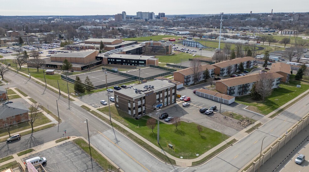 1610 14th St NW, Rochester, MN à louer - Photo de l’immeuble – Image 3 sur 5