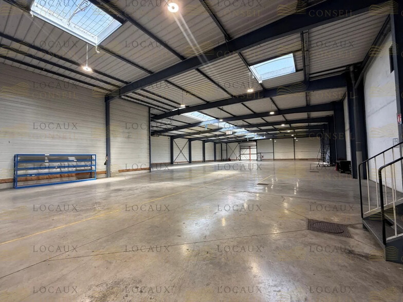 Local d’activités dans Tremblay-en-France à louer - Photo de l’immeuble – Image 1 sur 14