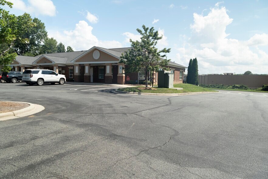 9729 Northeast Pky, Matthews, NC à louer - Photo de l’immeuble – Image 2 sur 28