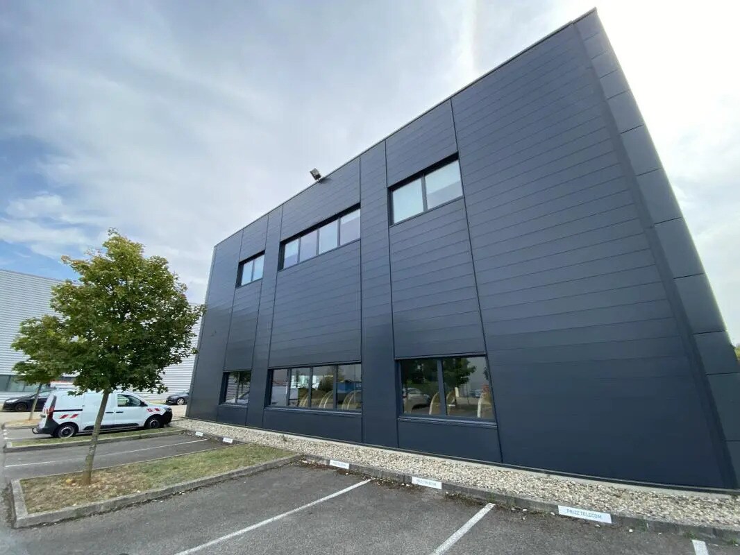 355 Avenue Henri Schneider, Meyzieu à louer Photo de l’immeuble– Image 1 sur 7