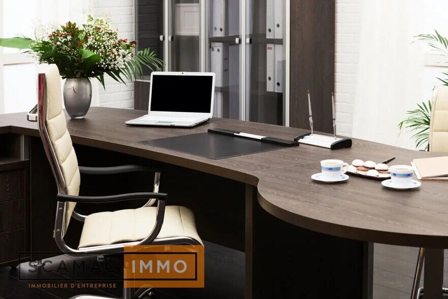 Bureau dans Puget-sur-Argens à louer - Photo de l’immeuble – Image 2 sur 4