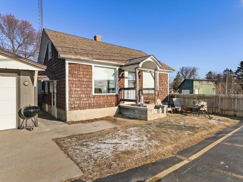 4220 Memorial Dr, Two Rivers, WI à vendre - Photo de l’immeuble – Image 3 sur 21
