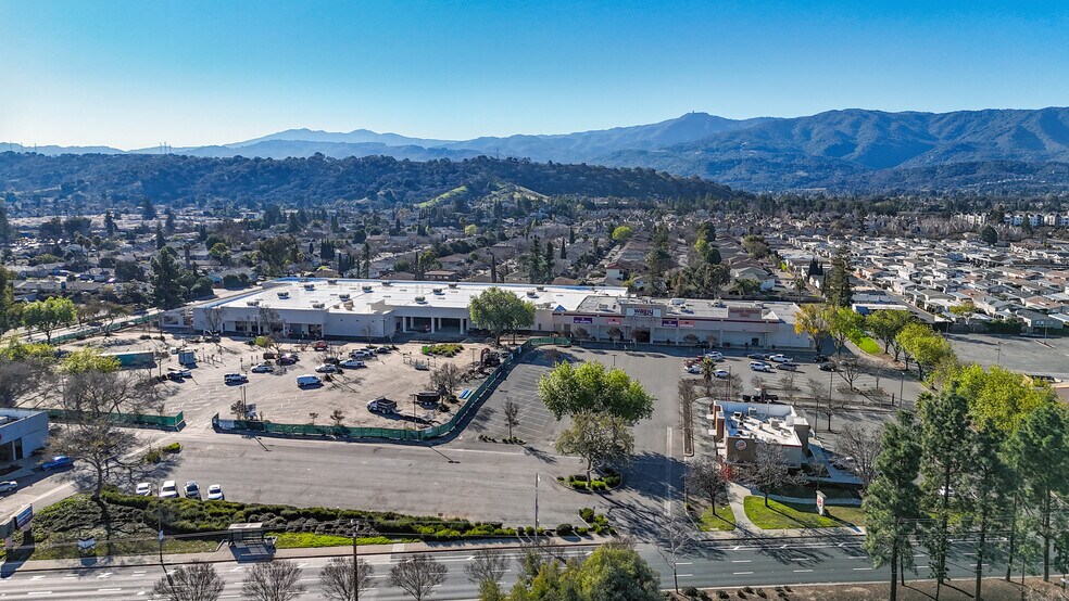 932 Blossom Hill Rd, San Jose, CA à louer - Photo de l’immeuble – Image 1 sur 10