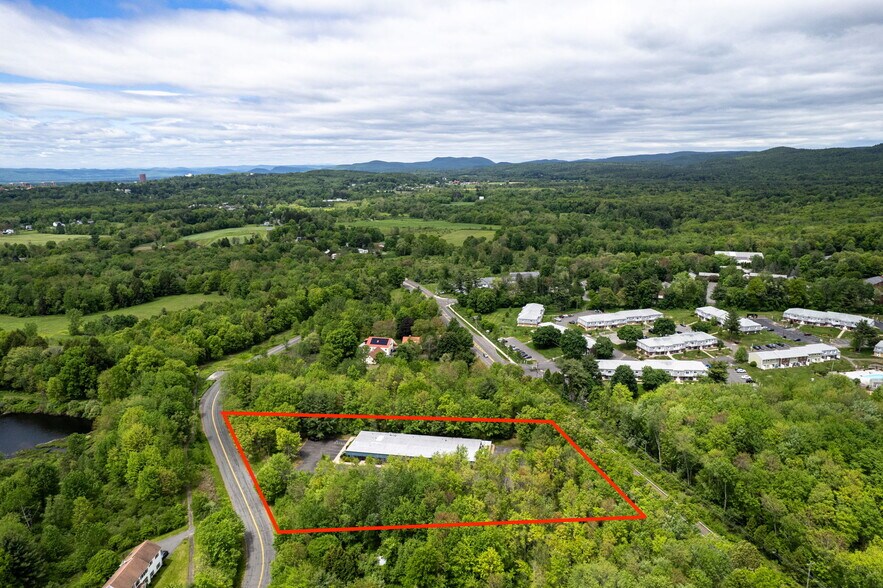 160 Old Farm Rd, Amherst, MA à vendre - Photo de l’immeuble – Image 2 sur 7