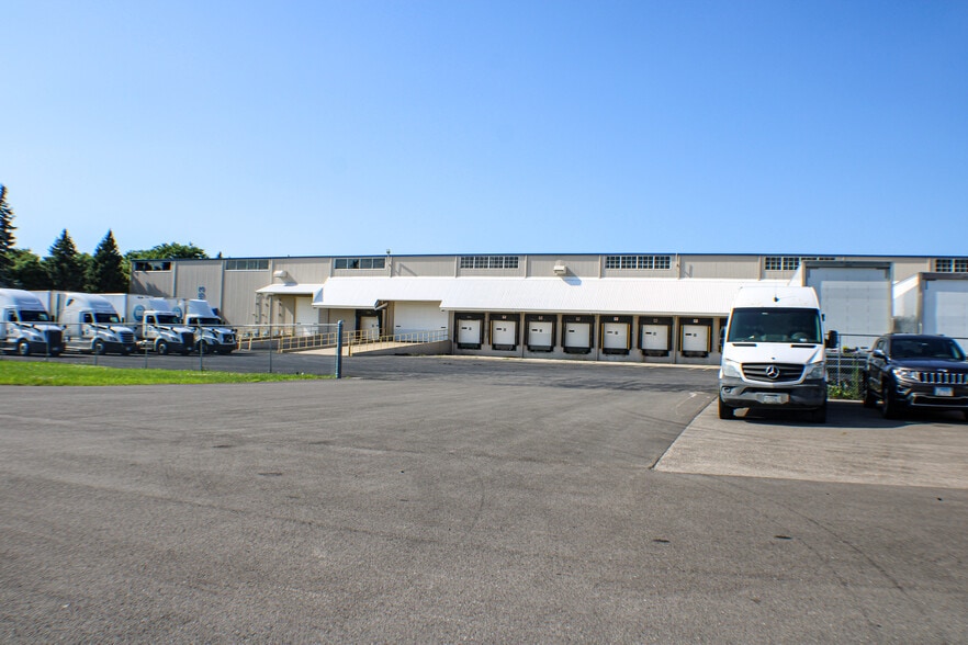 2001-2005 N Delany Rd, Gurnee, IL à louer - Photo de l’immeuble – Image 2 sur 6