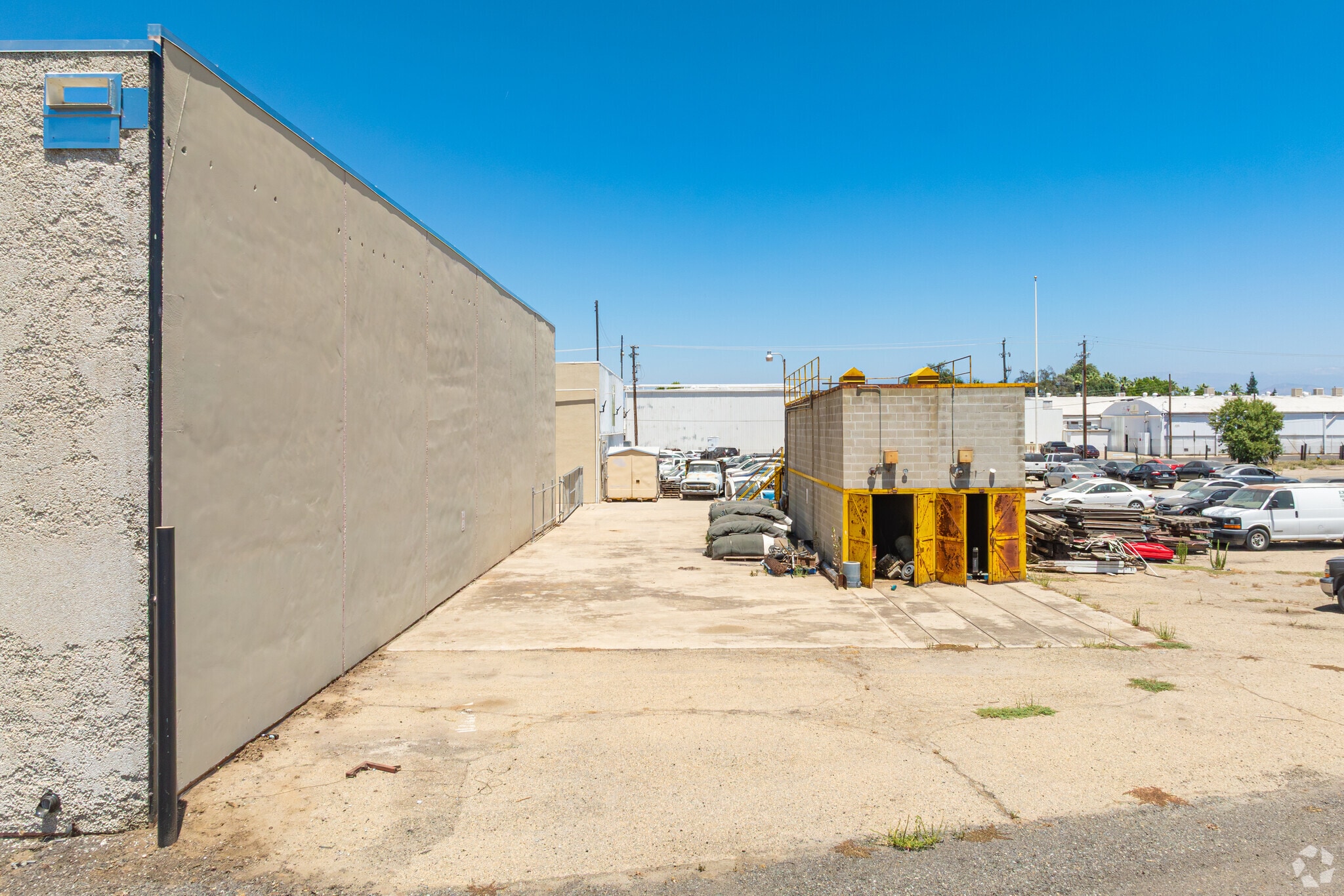 430 W Ventura St, Dinuba, CA à louer Photo de l’immeuble– Image 1 sur 1