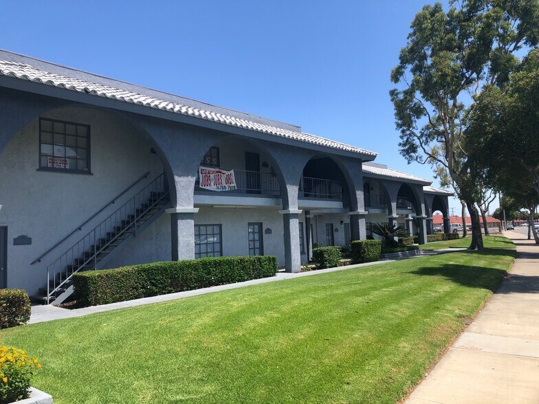 1085 N Main St, Orange, CA à louer - Photo de l’immeuble – Image 1 sur 3