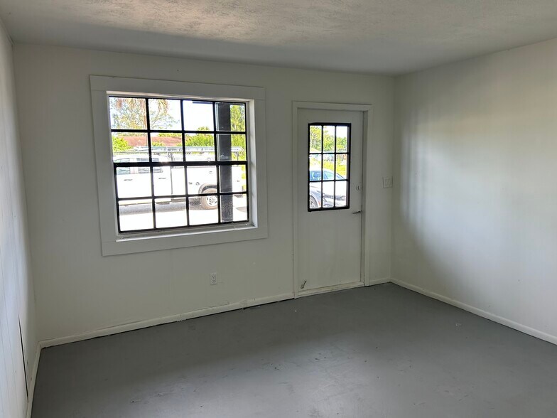 2750-2820 SE Fairmont St, Stuart, FL à louer - Photo de l’immeuble – Image 3 sur 6