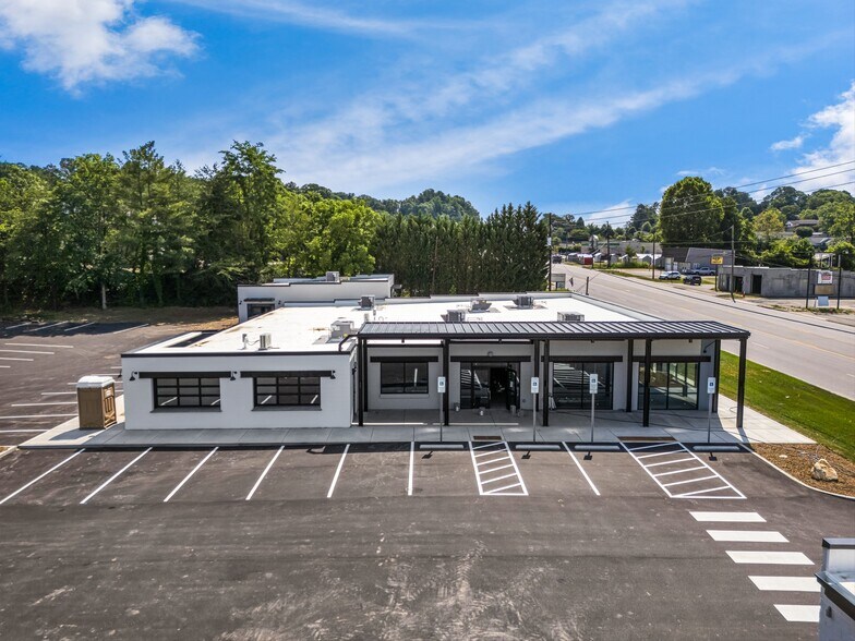 1449 Smokey Park Hwy, Candler, NC à louer - Photo de l’immeuble – Image 3 sur 21