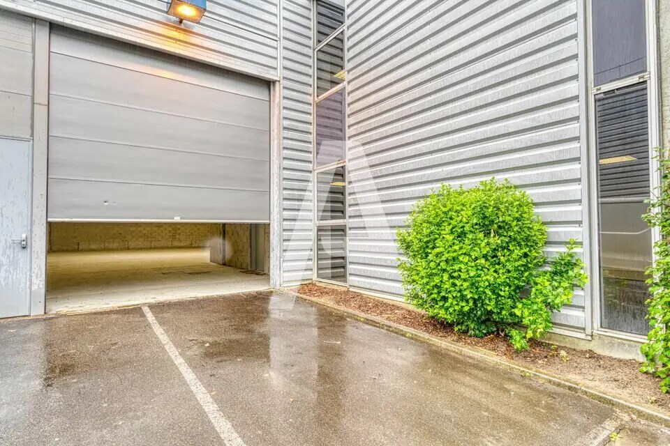 Local d’activités dans Saint-Thibault-des-Vignes à louer Photo de l’immeuble– Image 1 sur 5