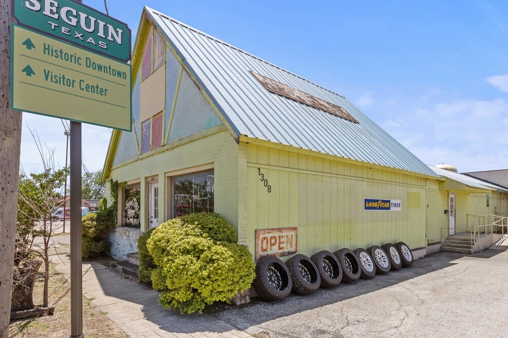 1308 N Austin, Seguin, TX à louer Photo de l’immeuble– Image 1 sur 27