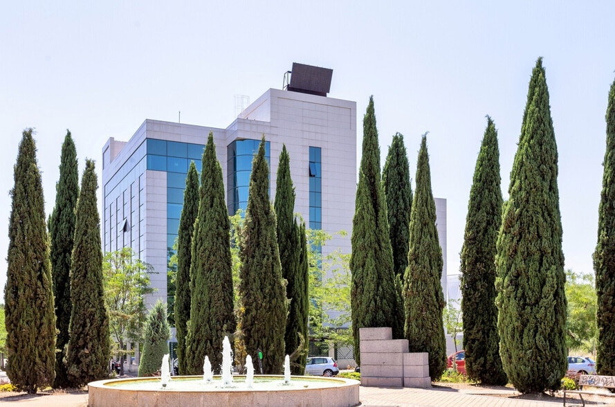 Avenida del Arroyo del Santo, 7, Madrid, Madrid à louer - Photo de l’immeuble – Image 1 sur 17