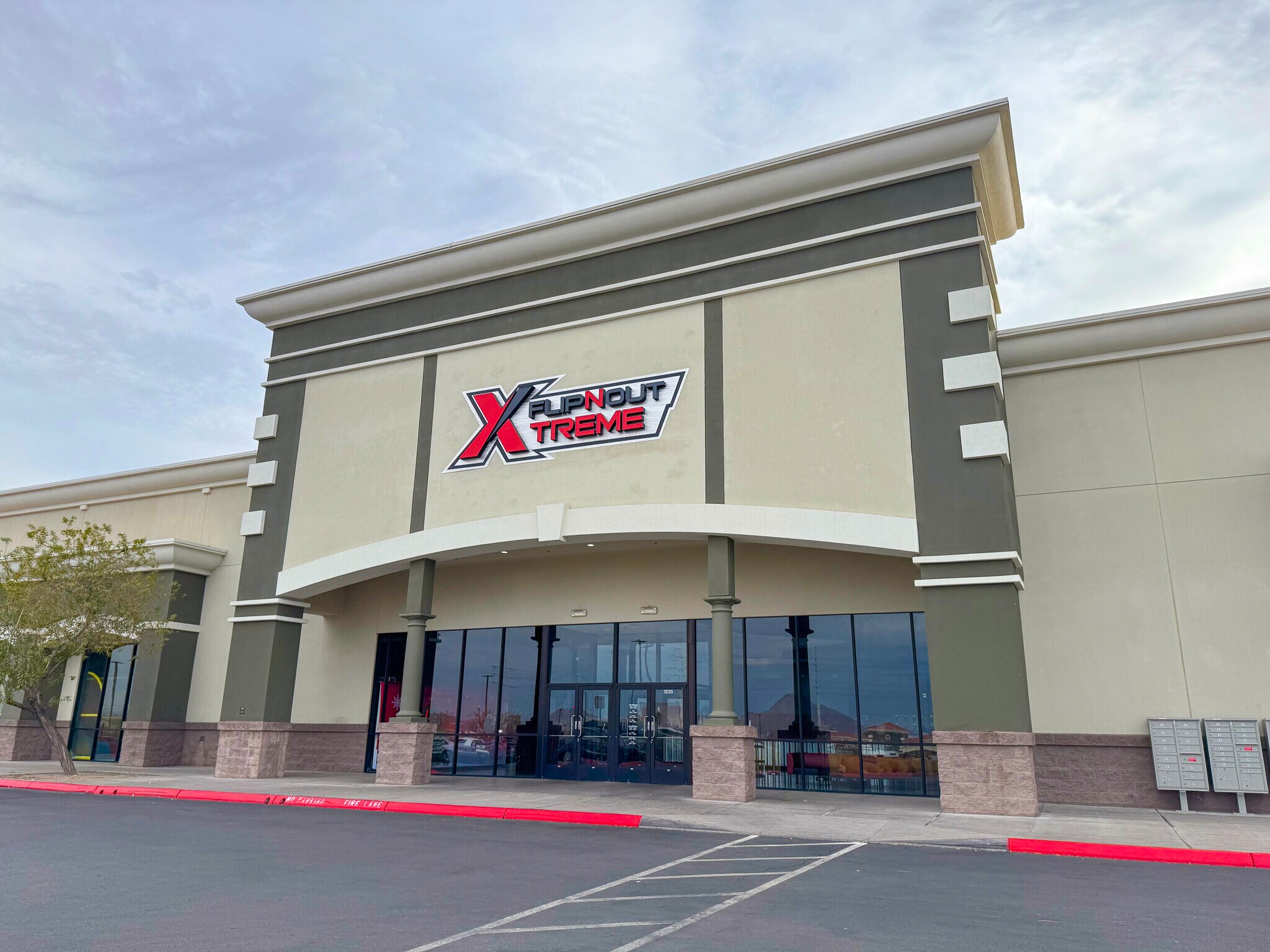 1205-1281 W Warm Springs Rd, Henderson, NV à louer Photo principale– Image 1 sur 18