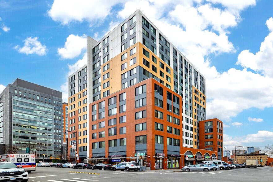 3702 Union St, Flushing, NY à louer - Photo de l’immeuble – Image 1 sur 9