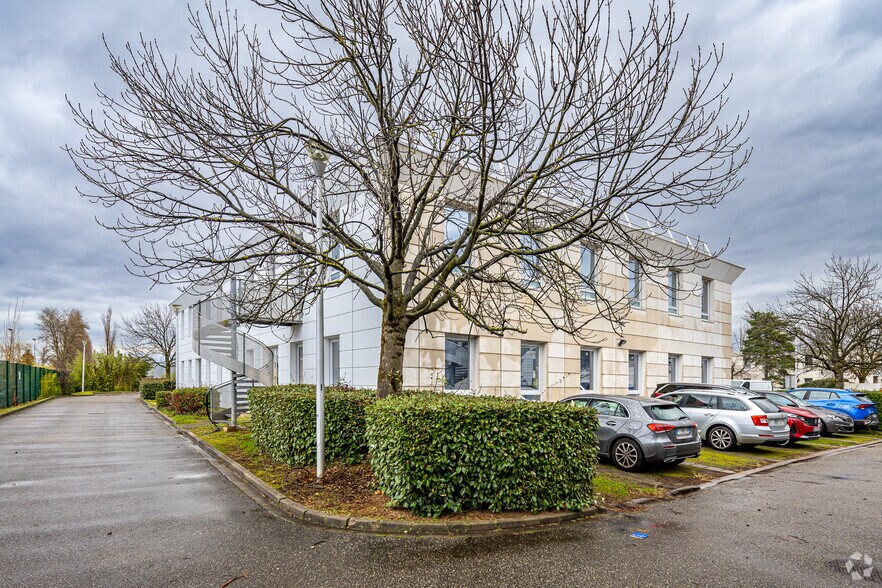 11 Rue Pascal, Bron à vendre - Photo de l’immeuble – Image 2 sur 2