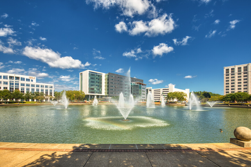 701 Town Center Dr, Newport News, VA à louer - Photo de l’immeuble – Image 2 sur 2