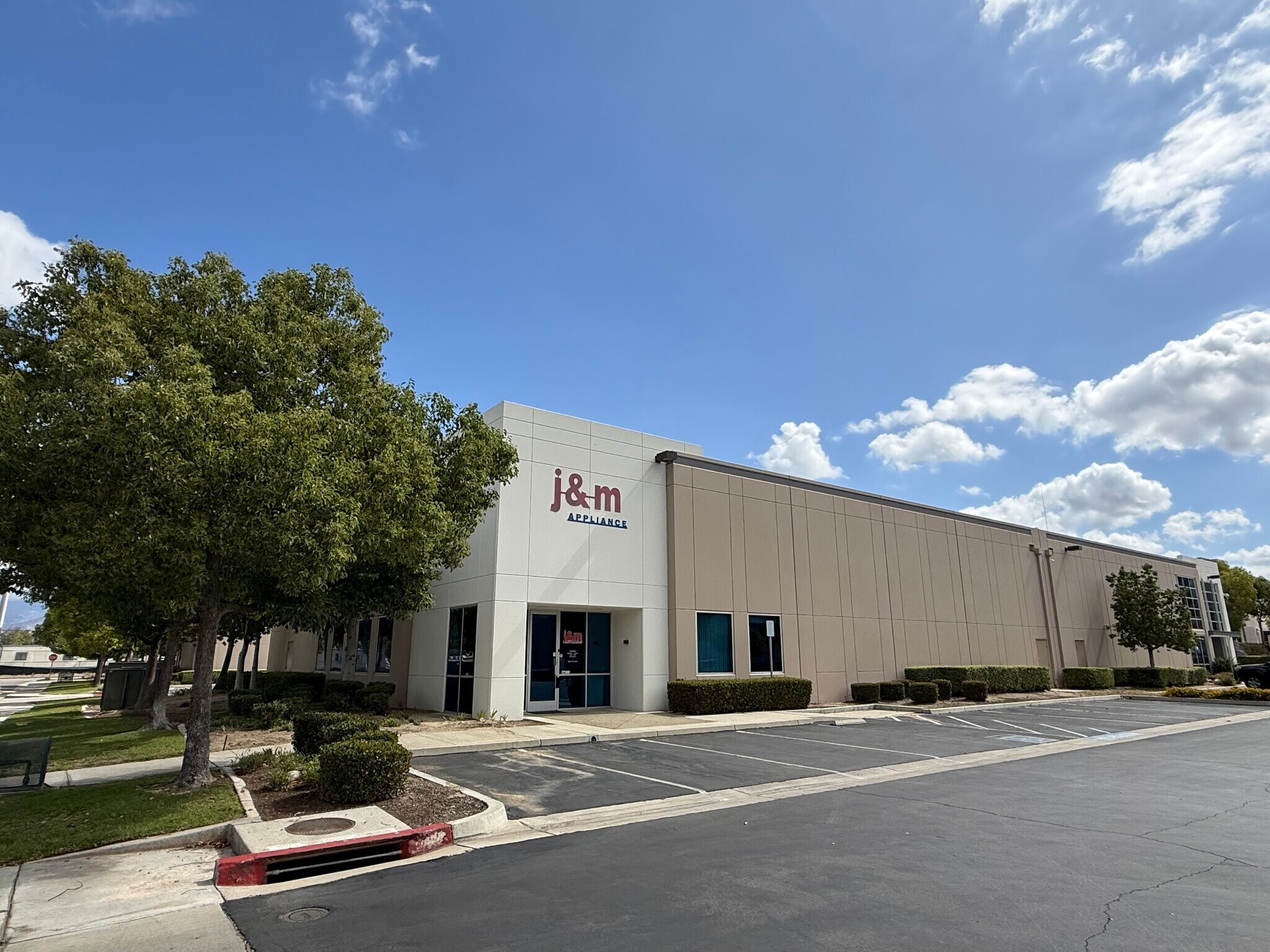 480 Business Center Ct, Redlands, CA à louer Photo de l’immeuble– Image 1 sur 10