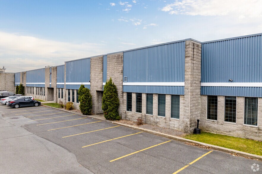 976-994 Rue Bergar, Laval, QC à louer - Photo principale – Image 1 sur 5