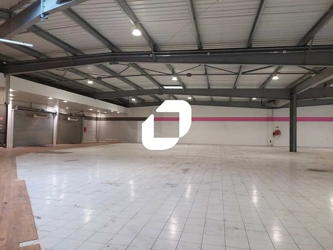 Local commercial dans Maurepas à louer Photo de l’immeuble– Image 1 sur 7