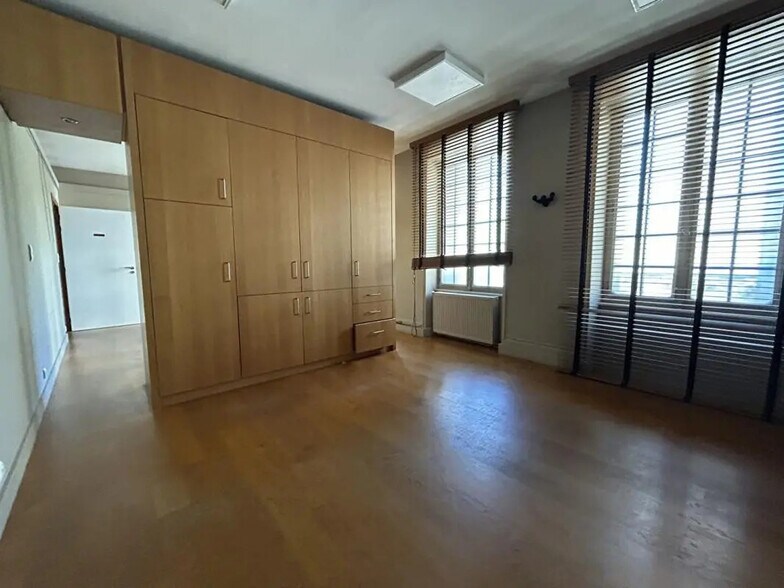 Bureau dans Clermont-Ferrand à vendre - Photo de l’immeuble – Image 2 sur 11