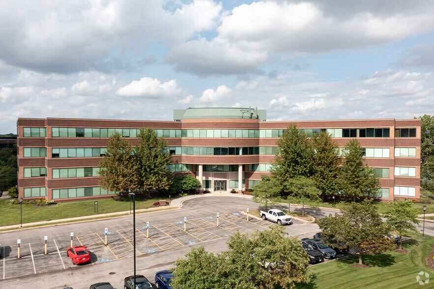 333 Pierce Rd, Itasca, IL à louer - Photo de l’immeuble – Image 2 sur 9