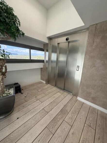 Bureau dans Fréjus à louer - Photo de l’immeuble – Image 1 sur 12