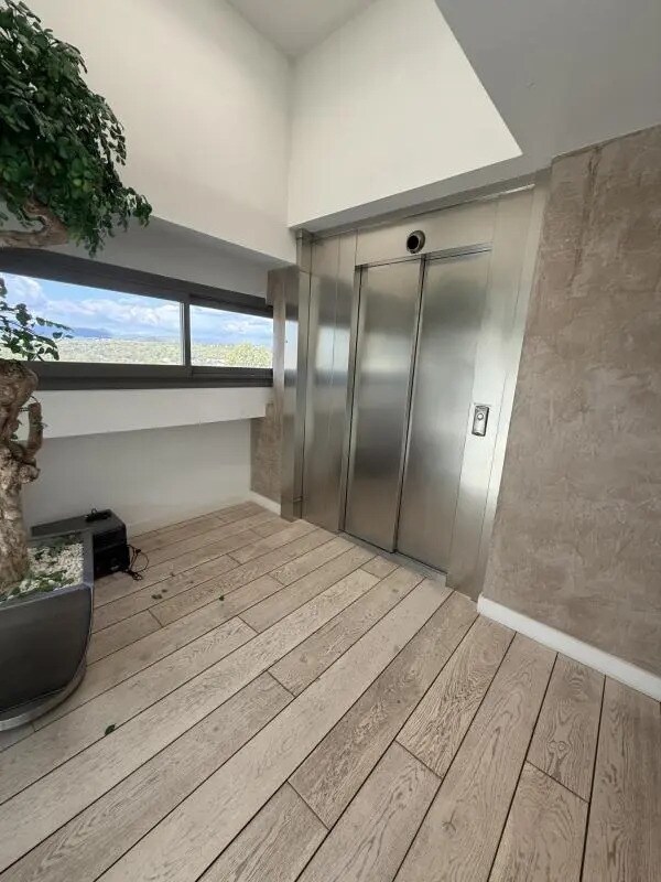 Bureau dans Fréjus à louer Photo de l’immeuble– Image 1 sur 13