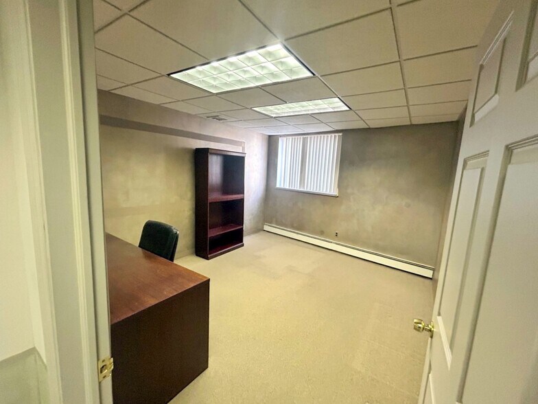 39-41 Hutcheson Pl, Lynbrook, NY à vendre - Photo intérieure – Image 3 sur 8