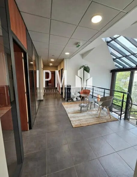 Bureau dans Solliès-Ville à louer - Photo de l’immeuble – Image 3 sur 5