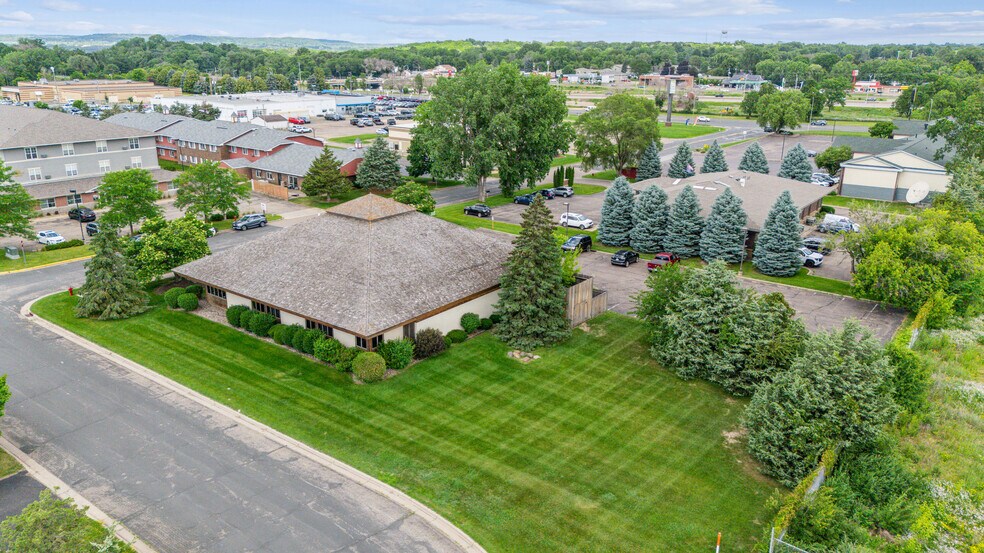 906 Dominion Dr, Hudson, WI à vendre - Photo de l’immeuble – Image 2 sur 19
