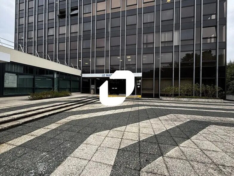 Bureau dans Évry-Courcouronnes à vendre - Photo de l’immeuble – Image 1 sur 12
