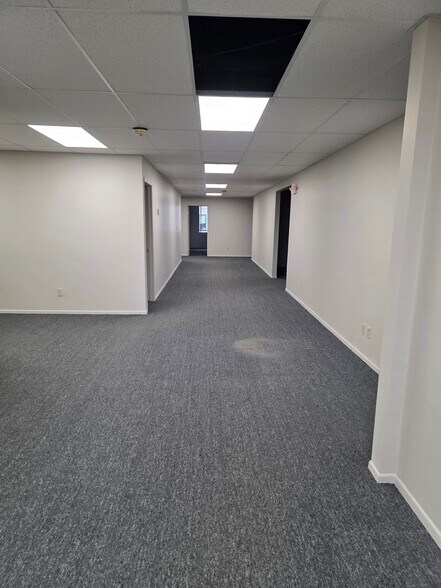 35585 Curtis Blvd, Eastlake, OH à louer - Photo de l’immeuble – Image 3 sur 9