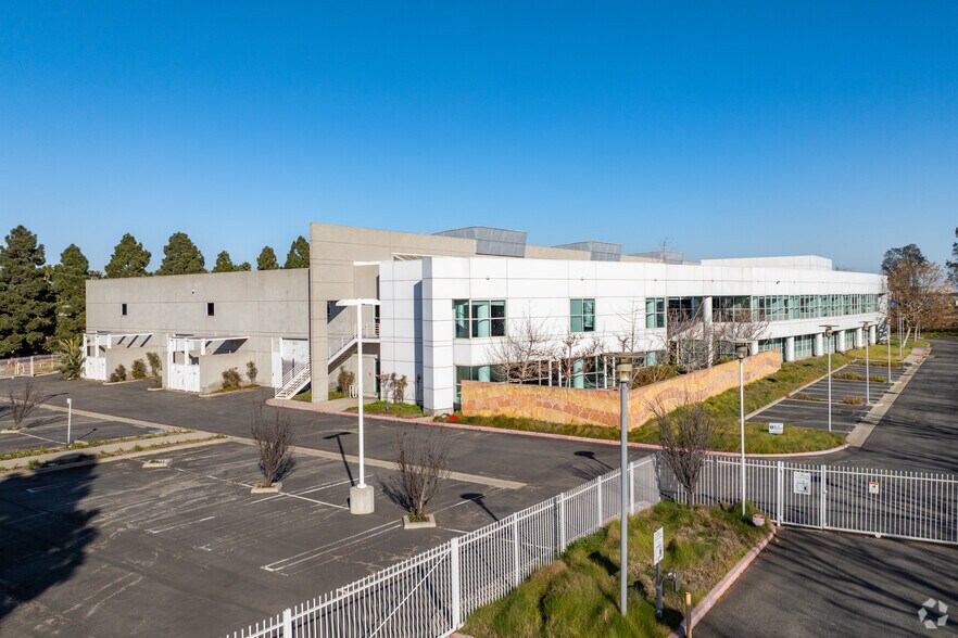 3401 Del Amo Blvd, Torrance, CA à louer - Photo de l’immeuble – Image 3 sur 28