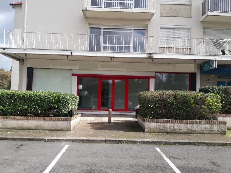 Local commercial dans Petit-Couronne à louer - Photo de l’immeuble – Image 1 sur 9