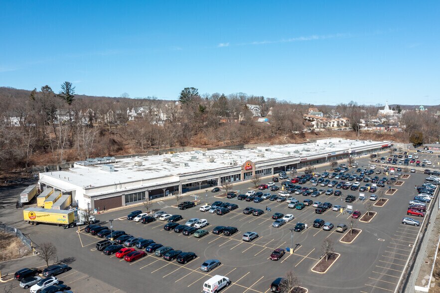 42-49 Pershing Dr, Derby, CT à louer - Photo de l’immeuble – Image 3 sur 6