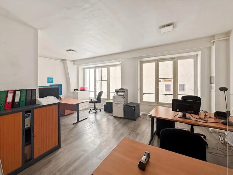 Bureau dans Paris à louer - Photo de l’immeuble – Image 2 sur 7