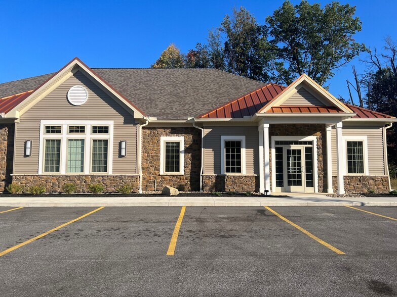 7965 Auburn Rd, Concord Township, OH à louer - Photo de l’immeuble – Image 1 sur 2