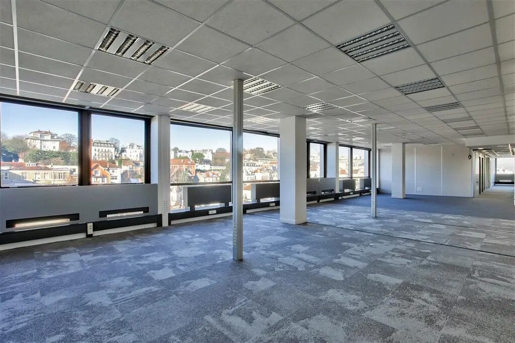 Bureau dans Saint-Cloud à louer Photo de l’immeuble– Image 1 sur 10