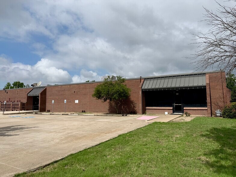 2424 W Pleasant Run Rd, Lancaster, TX à louer - Photo de l’immeuble – Image 3 sur 7