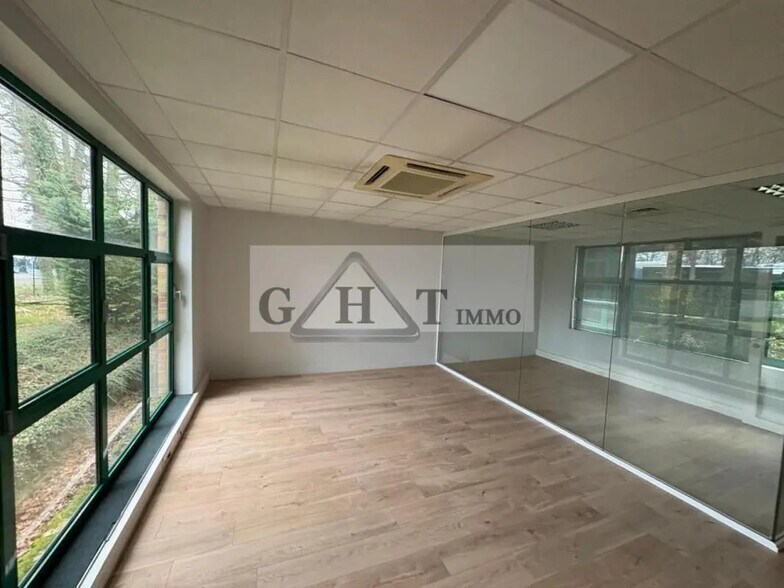 Bureau dans Montlhéry à louer - Photo de l’immeuble – Image 3 sur 6