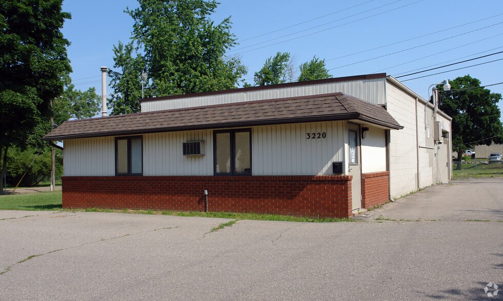 3220 W Auburn Rd, Rochester Hills, MI à vendre - Photo principale – Image 1 sur 7