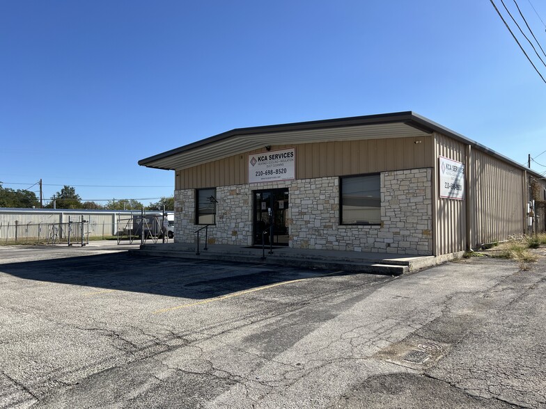 136 Industrial Dr, Boerne, TX à louer - Photo de l’immeuble – Image 3 sur 9